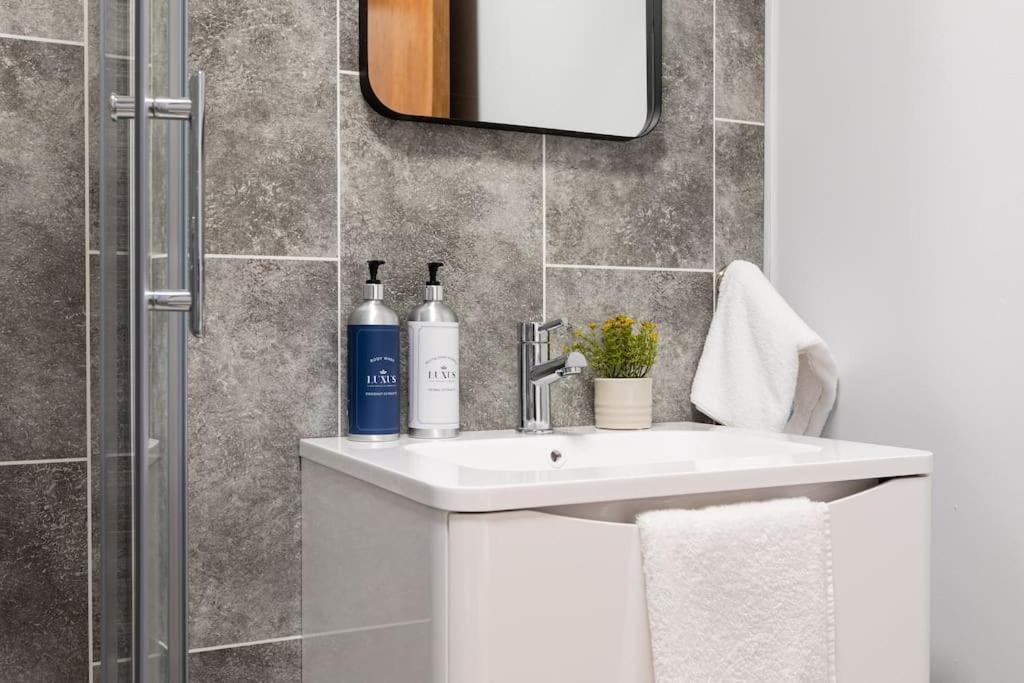 Modern Penthouse Apartment 2 Bed, 2 Bath Sleeps 6 City Centre Belfast Zewnętrze zdjęcie